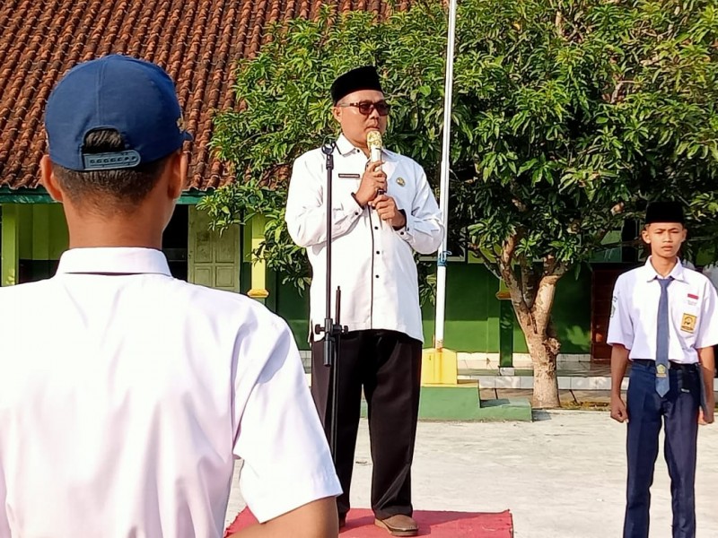 Inspektur upacara sedang memberikan amanat